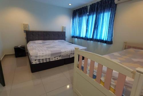 sypialnia z 2 łóżkami pojedynczymi i oknem w obiekcie 3Room 10pax SR Landed Comfy 5 Star Sofa&Bed 4 Parking w mieście Seri Kembangan
