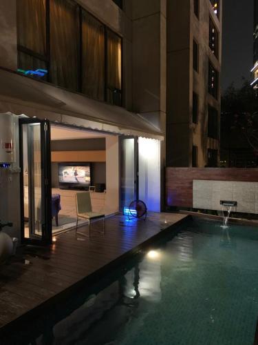 Modern renovated 2 bed apartment with private pool