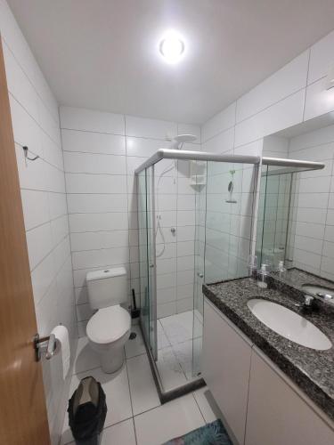 a bathroom with a toilet and a shower and a sink at Flat Studio 11 Condomínio Monte Castelo em Hotel Fazenda Gravatá-PE in Gravatá