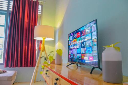 TV in/ali zabaviščno središče v nastanitvi Homestay Kamar Tamu Selomartani 3