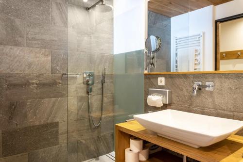 y baño con lavabo y ducha. en Hohenegg Apartment Franz 1, en Campolasta