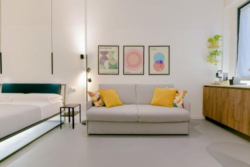 MONO Apartments في بولونيا: غرفة معيشة مع أريكة وسرير