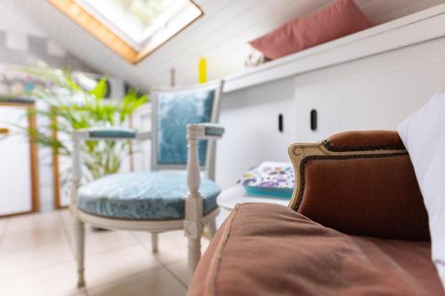un salon avec un canapé et une chaise dans l'établissement Studio cosy au cœur de Jaurès, à Belfort