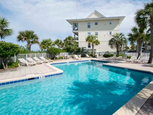 a large swimming pool with chairs and a building at Gulf Island #521 in Navarre