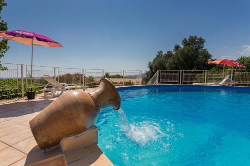 posąg niedźwiedzia w basenie w obiekcie As Casas do Algarve w mieście Vale da Rosa