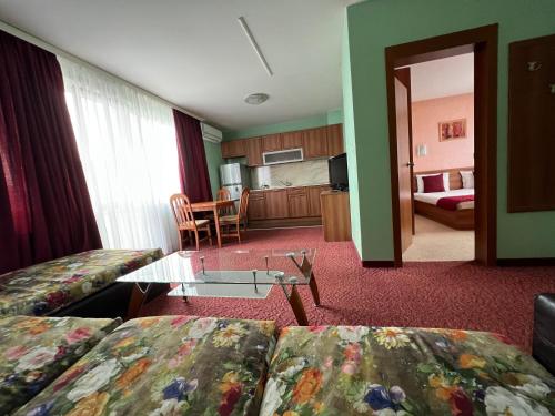 Una cocina o cocineta en Family Hotel 007