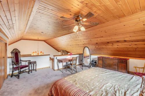 1 dormitorio con cama y techo de madera en Quaint Riverfront Barn en Kankakee