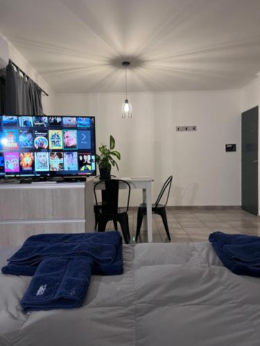 a bedroom with a bed and a flat screen tv at Departamento a 2 cuadras de la Peatonal in Paraná