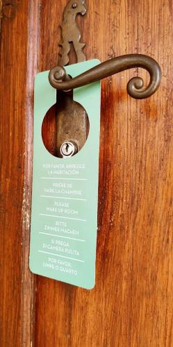 a tag hanging on a door with a menu on it at Chalet Hôtel Les Blancs in Pra-Loup