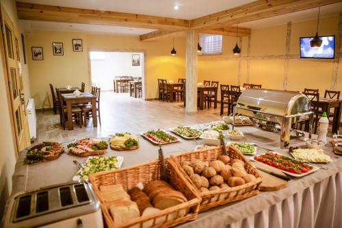 Apartamenty Berg Karpacz في كارباش: طاولة عليها أنواع مختلفة من الطعام