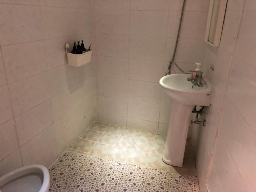 Bilik mandi di Chris Hostel