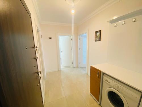 een wasruimte met wasmachine en droger bij Aether Flats No3,Old Town,Beach,Central,Netflix in Antalya