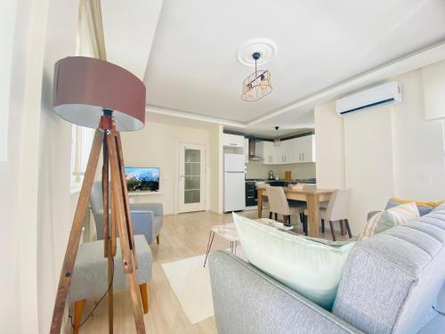 een woonkamer met een bank en een tafel bij Aether Flats No3,Old Town,Beach,Central,Netflix in Antalya