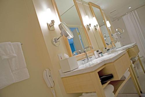 Un baño de The Colonnade Hotel