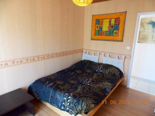 Ένα ή περισσότερα κρεβάτια σε δωμάτιο στο Maison de 3 chambres avec jacuzzi jardin amenage et wifi a Angoume