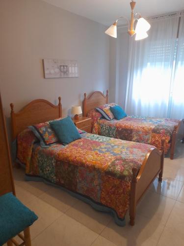 A bed or beds in a room at APARTAMENTO ENTERO CENTRICO Y CERCA DE LA PLAYA 6personas maximo