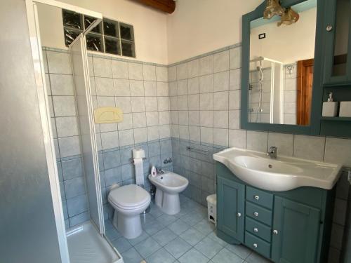 奧里斯塔諾的住宿－B&B Alba Chiara，一间带水槽、卫生间和镜子的浴室