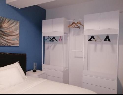 um quarto com uma cama branca e armários brancos em Apartman Sara em Umag