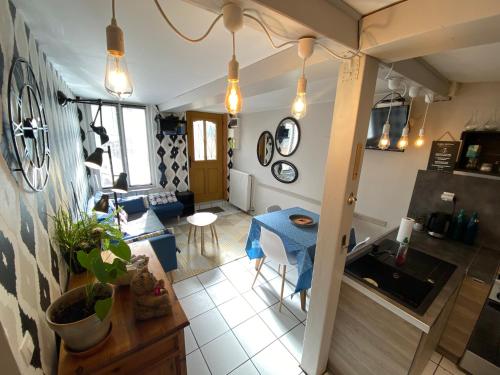 une cuisine et un salon avec une table et des chaises dans l'établissement La courtine Etretat maison de pêcheur 2 mn de la mer, à Étretat