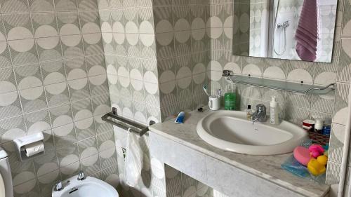 y baño con lavabo y espejo. en Villa in Tossa de Mar (Santa María de Llorell), en Tossa de Mar