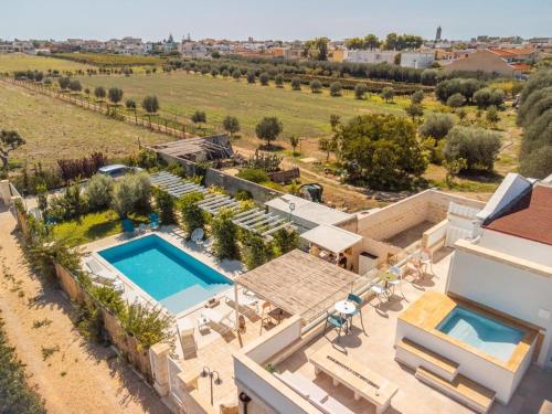 una vista aérea de una casa con piscina en Masseria Ella en Pulsano