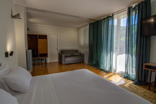 Cama o camas de una habitación en Theoxenia Hotel