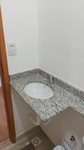eine Badezimmerablage mit Waschbecken in einem Zimmer in der Unterkunft Star Hotel 209 in Juiz de Fora