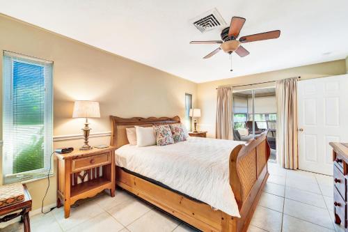 Un dormitorio con una cama y un ventilador de techo. en Lakeside House, en Venice