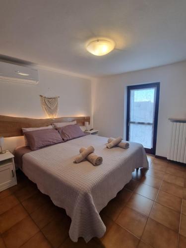 a bedroom with a large bed with two towels on it at dal vecio Carli in SantʼAmbrogio di Valpolicella