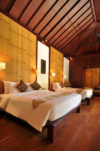 a bedroom with two beds in a room at Anginsepoi in Canggu