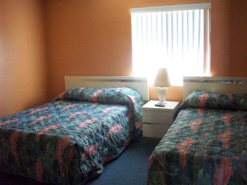 All-Suite Motel, LLC tesisinde bir odada yatak veya yataklar