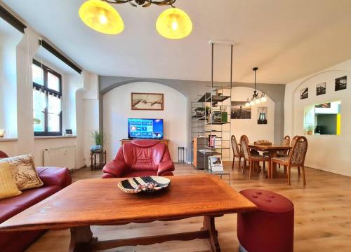 een woonkamer met een bank en een tafel bij NEU: Großzügige Citywohnung mit XXL Dachterrasse! in Freiberg