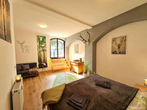 een slaapkamer met een groot bed in een kamer bij NEU: Großzügige Citywohnung mit XXL Dachterrasse! in Freiberg