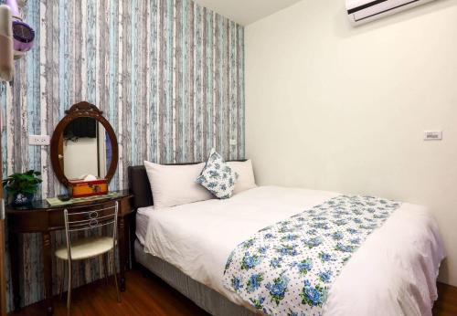 a small bedroom with a bed and a mirror at Lucky Star Homestay in Jian