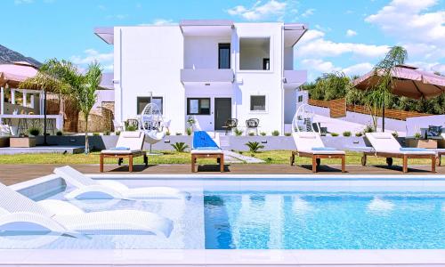 Villa con piscina frente a una casa en Stavento Luxury Villa Private Pool, en Georgioupolis