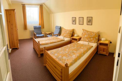 プラハにあるUbytování Kubantoviのベッドルーム1室(ベッド2台、椅子付)