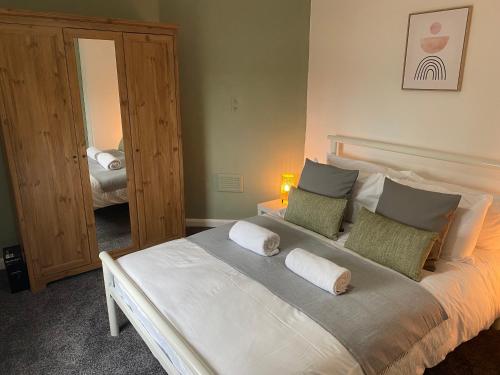 Ένα ή περισσότερα κρεβάτια σε δωμάτιο στο Montrose - Perfect contractor stay, own driveway, 3 bedrooms
