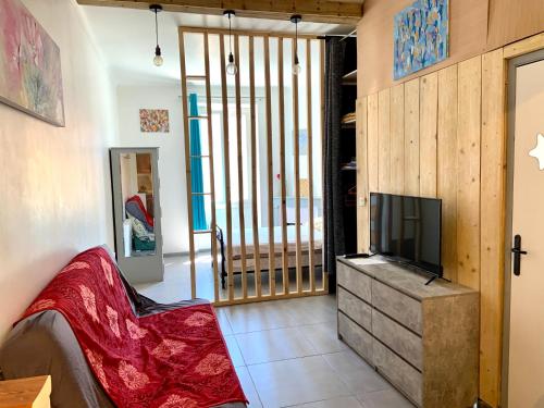 ein Wohnzimmer mit einem TV auf einer Kommode in der Unterkunft APPARTEMENT WOOD DESING PROCHE CANNES in Le Cannet