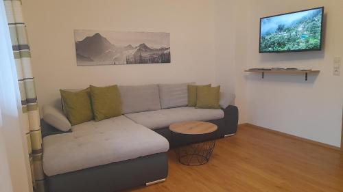 - un salon avec un canapé et une table dans l'établissement Apart Lisa, à Mayrhofen