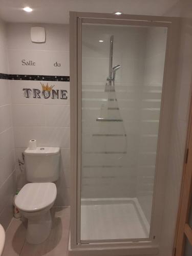 La salle de bains est pourvue d'une douche, de toilettes et d'une baignoire. dans l'établissement Appartement climatisé au calme en Provence, à Pierrefeu-du-Var