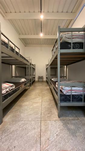 una habitación con tres literas en una habitación en Imagina Hostel, en São Paulo