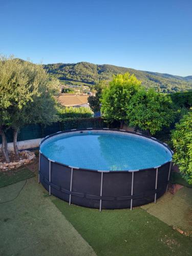 - une vue sur la piscine dans la cour dans l'établissement Appartement climatisé au calme en Provence, à Pierrefeu-du-Var