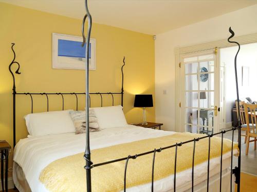 een slaapkamer met een bed met een zwart metalen frame bij Seashore Apartment in Sandgate