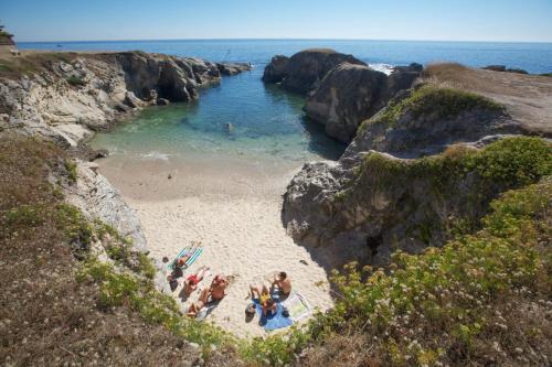 - un groupe de personnes se posant sur une plage dans une grotte dans l'établissement Le Petit Ecrin, étonnante cabane à 80 m de la mer, au Pouliguen