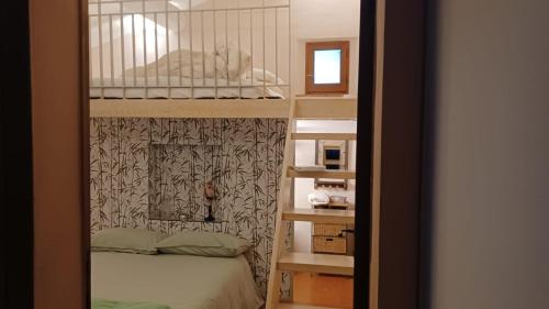 ein Schlafzimmer mit einem Etagenbett und ein Zimmer mit einem Etagenbett in der Unterkunft Botanica in San Sisto