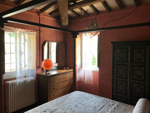 sypialnia z czerwonymi ścianami, łóżkiem i oknami w obiekcie Botanica w mieście San Sisto