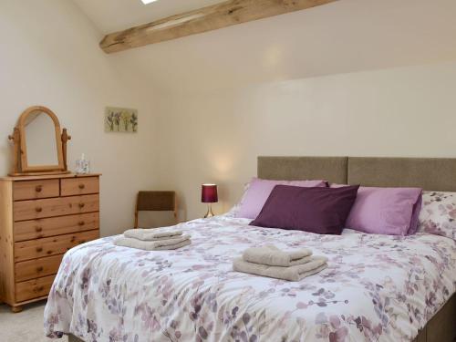 um quarto com uma cama com toalhas em Besss Cottage em Middlewich