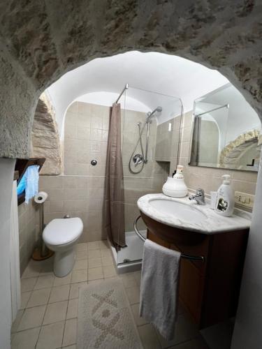 a bathroom with a sink and a toilet at Casa Sunshine in Ostuni