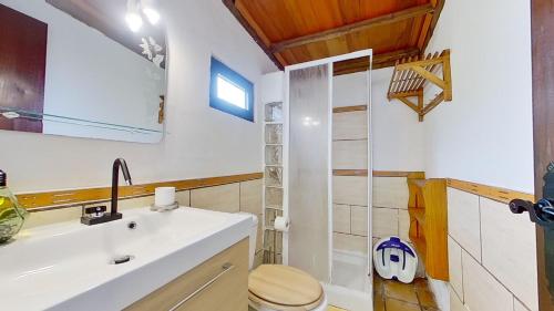 La salle de bains est pourvue d'un lavabo, de toilettes et d'une douche. dans l'établissement Casa Rural Finca Paraíso Valle de Guerra, à Valle de Guerra