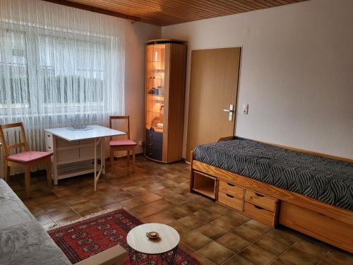 a bedroom with a bed and a table and a table at Apartment Betzenberg, nur Netflix in Kaiserslautern